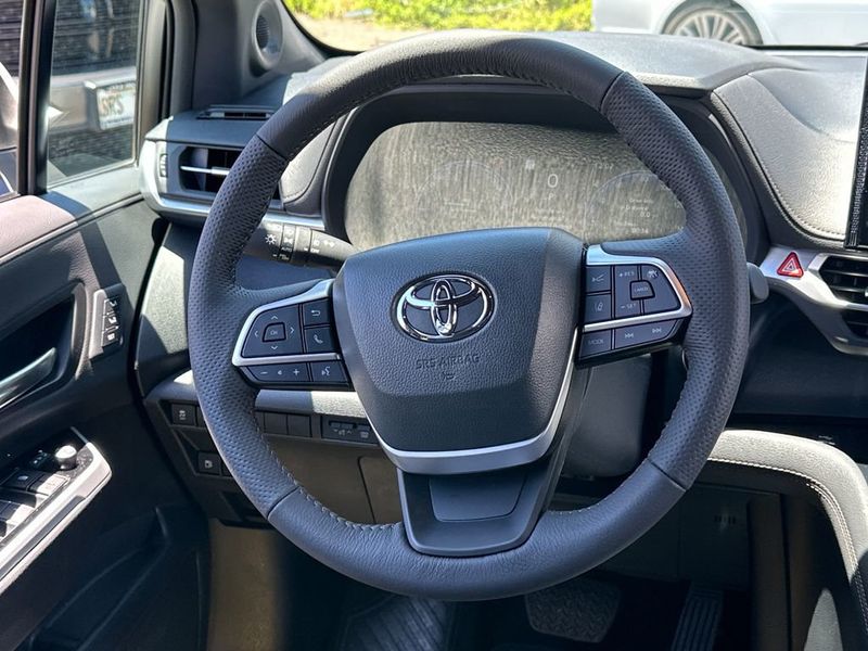 2026 Toyota Sienna Limited FWD 7-Passenger - 23041672 - 16