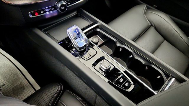 2026 Volvo XC60 Plug-In Hybrid T8 AWD Ultra Black Edition w/ Air Suspension & Bowers & Wilkins - 23047625 - 15
