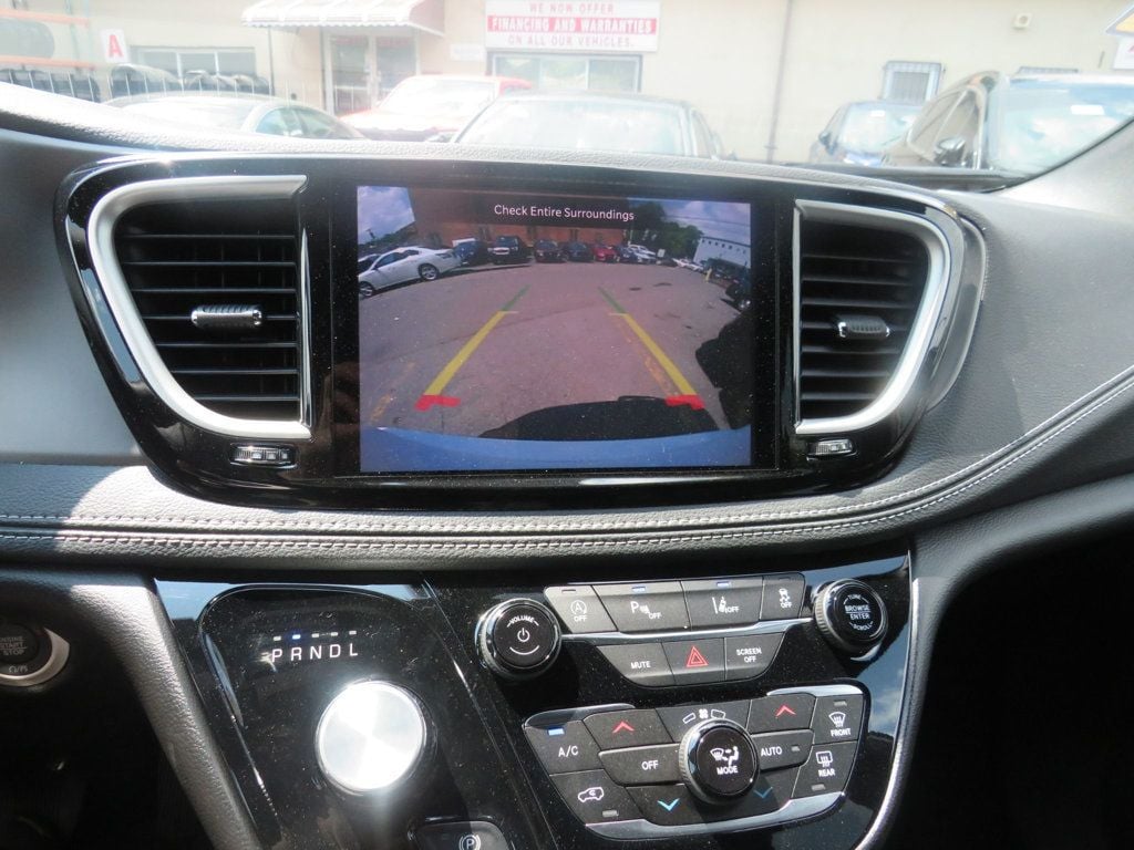 Chrysler Pacifica photo 14