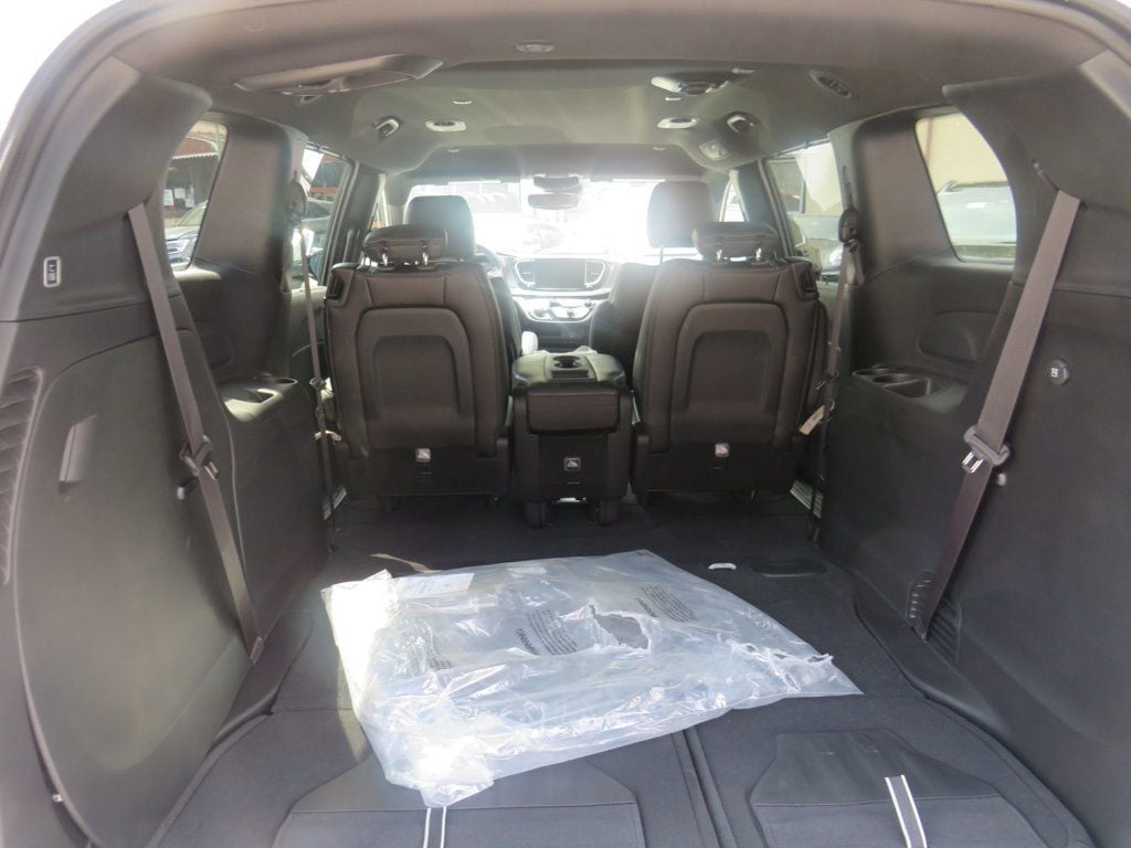 Chrysler Pacifica photo 16
