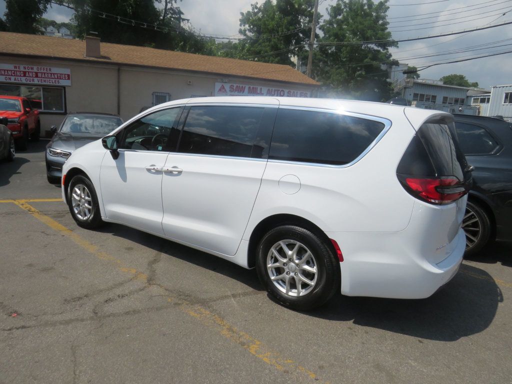 Chrysler Pacifica photo 7